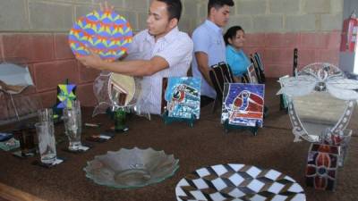 Joel Flores muestra algunas de las artesanías hechas por los estudiantes en las que se aplican diferentes técnicas. Fotos: Cristina Santos