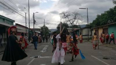 En San Pedro Sula, la conmemoración del viacrucis se realizó en el barrio Medina Concepción por parte de representantes de las parroquia San José.
