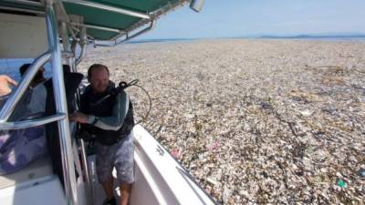 Toneladas de basura proveniente de Guatemala invaden la costa de Honduras.