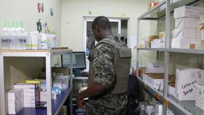 Los militares están apostados en las farmacias del Seguro Social.