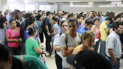 Los pacientes que llegan por una cita sufren el sofocante calor por el mal estado de los aires acondicionados. Fotos: Cristina Santos, Yoseph Amaya y Amílcar Izaguirre.