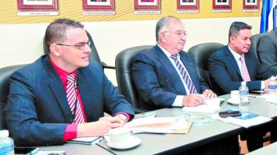 Kelvin Izaguirre, German Espinal y Javier Franco, comisionados de la Unidad Fiscalizadora.