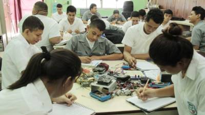 Estudiantes de la carrera de Mantenimiento de Computadoras reciben la clase de electricidad básica. Foto: Cristina santos.