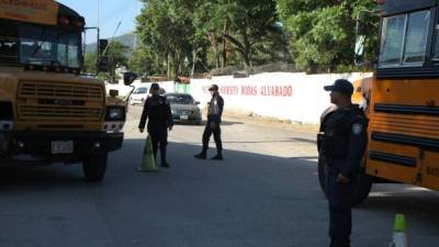 Autoridades de Transporte y la Policía de Tránsito revisan los buses que salen y entran a San Pedro Sula.