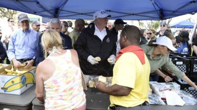 El presidente Donald Trump junto con su esposa Melania en Naples, donde repartieron alimento a los afectados por el huracán Irma.