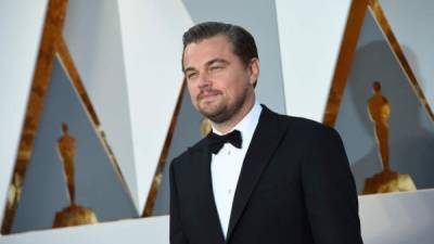 Leonardo DiCaprio se tiró al agua y nadó hasta el joven de 24 años, que había sobrevivido después de más de 10 horas flotando deshidratado.