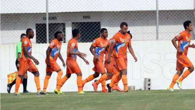 Los jugadores de la UPN celebrando uno de los goles contra el Juticalpa.