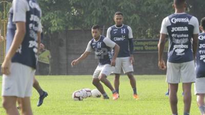 Bryan Acosta (centro) es de los futbolistas que viajarán a Martinica..