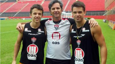 Matheus Saroli (derecha) junto a su padre Caio Júnior.