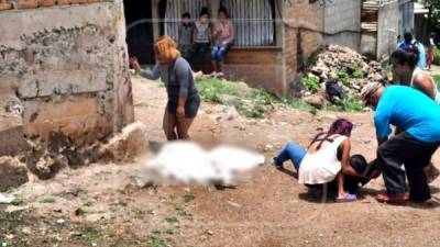 El cuerpo de Jonathan López quedó sobre una esquina de la colonia. Parientes lloraron su muerte.