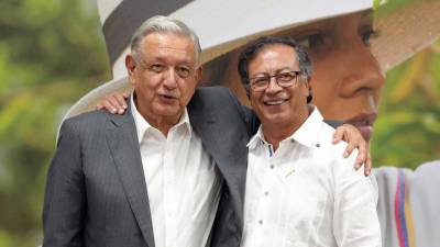 Presidente mexicano, Andrés Manuel López Obrador abraza a su homólogo, Gustavo Petro, con quien conversó de las iniciativas de paz que hay en marcha en el país y sobre el cambio de paradigma mundial con las drogas.