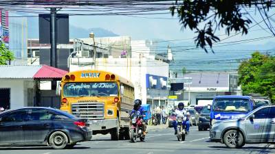 <b>Más de 300,000 carros y motos conforman el parque vehicular de San Pedro Sula. Foto: Héctor Edú.</b>