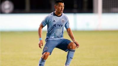 Roger Espinoza amplió una temporada más su contrato con el Sporting Kansas City de la MLS.