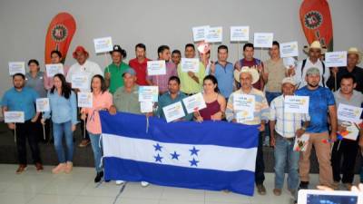 Los productores ganadores de la Taza de Excelencia. Las familias de los cafetaleros y organizadores disfrutaron del evento.