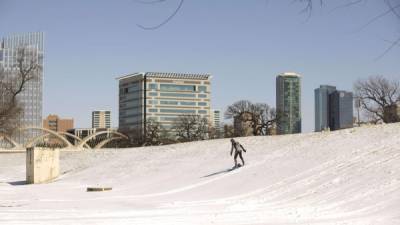 La ciudad de Fort Worth, Texas, amaneció cubierta de nieve tras el azote de la tormenta Uri que ha dejado a millones sin electricidad./AFP.