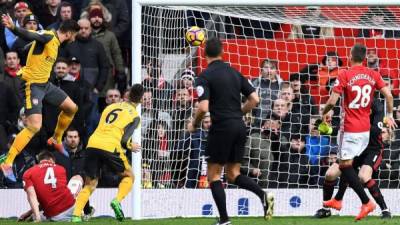 El momento del gol de Olivier Giroud para el empate del Arsenal contra el Manchester United. Foto AFP