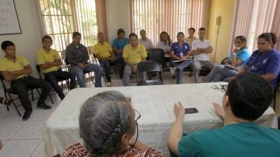 Personal y afectados recibiendo las herramientas para lidiar con el alcoholismo.