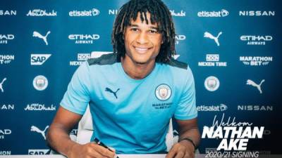 Nathan Aké firmó por cinco años con el Manchester City.