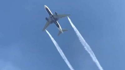 La aeronave derramó combustible momentos previos a realizar un aterrizaje de emergencia en LAX./Twitter.