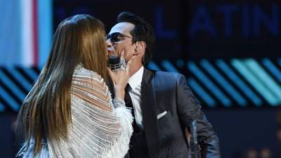 Ante la petición del público JLo y Marc Anthony se dieron un beso en la boca el pasado viernes.