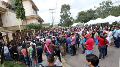 Ayer, decenas de jóvenes hicieron grandes filas para tramitar su identidad en el RNP de Tegucigalpa.