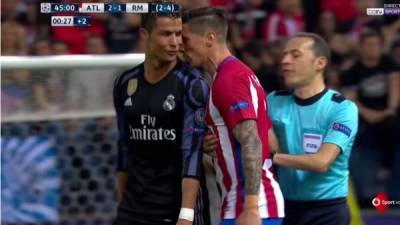 Cristiano Ronaldo y Fernando Torres se encararon en un lance del derbi Atlético-Real Madrid.