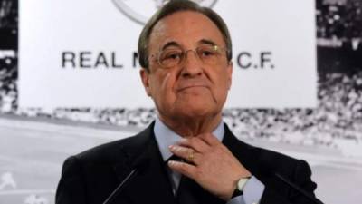 Florentino Pérez anda buscando a un técnico para que asuma las riendas del Real Madrid. FOTO AFP.