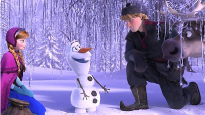 Frozen relata la historia de dos hermanas princesas, Elsa y Anna, que tienen una gran relación de pequeñas. Elsa, tiene un poder secreto que es el de generar nieve y hielo con sus manos, divirtiendo permanentemente a Anna con su don, hasta que un día, accidentalmente la lastima.
