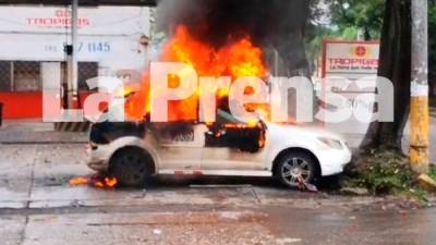 Del taxi lograron salir los dos pasajeros y el conductor con la ayuda de los bomberos de la estación de gas LPG.