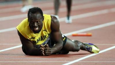 London (United Kingdom), 12/08/2017.- Jamaica's Usain Bolt falls to the track after sustaining an injury during the men's 4x100m Relay final at the London 2017 IAAF World Championships in London, Britain, 12 August 2017. (Londres, Relevos 4x100, Mundial de Atletismo, 100 metros, Estados Unidos) EFE/EPA/SRDJAN SUKI