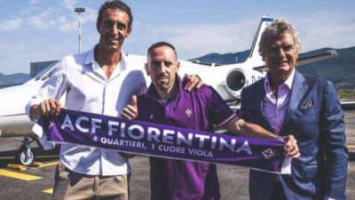 Ribéry (centro) llegó a Italia y firmará por dos temporadas una vez supere el reconocimiento médico con la Fiorentina.