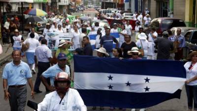 En San Pedro Sula y Tegucigalpa médicos y enfermeras salieron a las calles a exigir al Gobierno la dotación de medicamento y material médico para los hospitales.