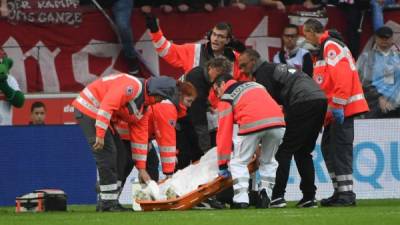 Stuttgart's German midfielder Christian Gentner is stretchered off during the German first division Bundesliga football match VfB Stuttgart v VfL Wolfsburg in Stuttgart, southern Germany on September 16, 2017. / AFP PHOTO / dpa / Marijan Murat / Germany OUT / RESTRICTIONS: DURING MATCH TIME: DFL RULES TO LIMIT THE ONLINE USAGE TO 15 PICTURES PER MATCH AND FORBID IMAGE SEQUENCES TO SIMULATE VIDEO. == RESTRICTED TO EDITORIAL USE == FOR FURTHER QUERIES PLEASE CONTACT DFL DIRECTLY AT + 49 69 650050