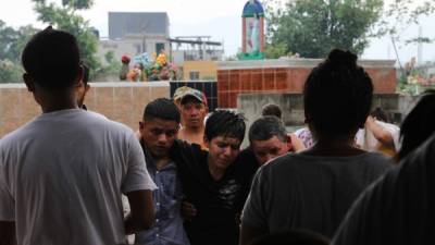 Ayer por la tarde fue sepultado Luis Fernando Álvarez en medio de dolor y llanto.