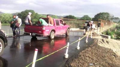 Desde las 4:40 pm de ayer, el tráfico vehicular por el puente sobre el Humuya se normalizó.