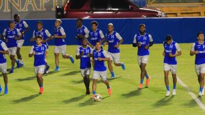 La selección de Honduras se completó la noche este martes de cara a los amistosos que sostendrá ante Puerto Rico y Chile. En la práctica de la Bicolor se vieron caras nuevas y un gran ambiente bajo la orden de Fabián Coito.