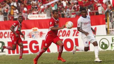 El olimpista Romell Quioto es marcado por Henry Clark, capitán de la Rael Sociedad. Foto Neptalí Romero