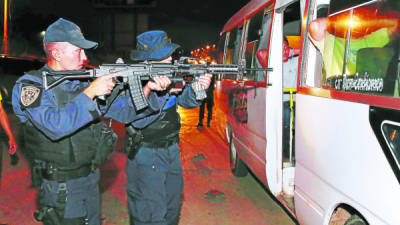 Tras recibir la denuncia que el bus de la ruta hacia Cofradía era asaltado el Grupo Goet interceptó la unidad para detener a los asaltantes, el pánico privó en los pasajeros, quienes agradecieron la pronta intervención de los policías.