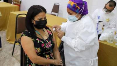 Una enfermera inocula a una periodista hondureño con la segunda dosis de la vacuna Sputnik V contra el nuevo coronavirus covid-19. EFE