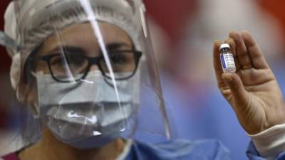 Un trabajador de salud muestra un frasco de la vacuna Sputnik V contra COVID-19. AFP