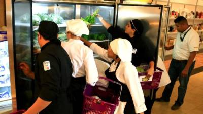 Los participantes en el Torneo Nacional de Chefs cuando seleccionaban los ingredientes para sus platos.