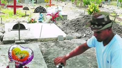 El cadáver del pequeño Gerson Martínez fue sepultado ayer a las 7:00 am en el cementerio general de Potrerillos, Cortés.