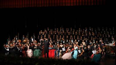 La Orquesta Sinfónica Victoriano López fue acompañada en el segundo bloque del programa por el Coro USAP, el Coro Osovi y el Coro Infantil de SPS.