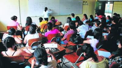 Estudiantes de Ingeniería en la Unah-vs.