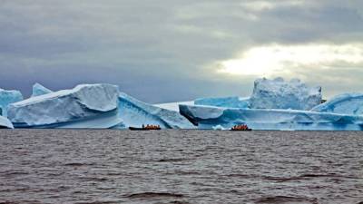 Los turistas pueden hacer recorridos a bordo de barcos y kayaks.