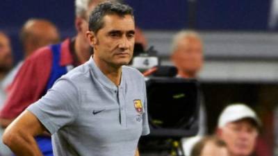 Barcelona's Spanish coach Ernesto Valverde grimaces before the Spanish league football match between Granada FC and FC Barcelona at Nuevo Los Carmenes stadium in Granada on September 21, 2019. (Photo by JORGE GUERRERO / AFP)