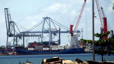 Buques con contenedores comerciales desembocan en la terminal de Puerto Cortés. Foto: Amílcar Izaguirre