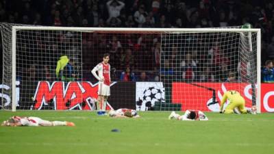 El Ajax fue eliminado en semifinales de Champions League a manos del Tottenham con gol al minuto 95 dee Lucas Moura. Los holandeses lo ganaban 2-0, pero sufrieron una dolorosa remontada y tras el final del juego el dolor en la plantilla era evidente. Fotos EFE y AFP.