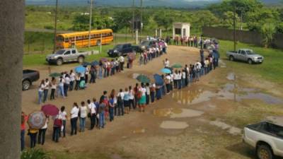 Un grupo de pobladores apoya al maestro y lo acompañó mientras se realizaba la audiencia.