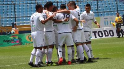 El Comunicaciones le anotó el primer gol al Olimpia de Pedro Troglio por intermedio de Lombardi. Foto @EUDeportes.